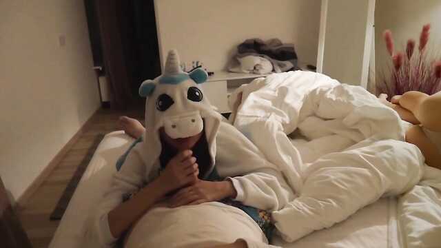 Jovem de pijama lustrando o parafuso com os lábios