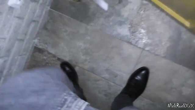 Оральный секс с молодой блондинкой, находящейся в ошейнике.