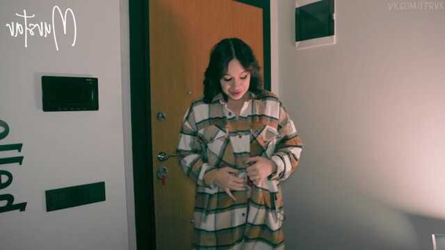 Die Schlampe in Strümpfen kam zu einem Date mit ihrem Liebhaber