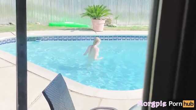 Возбуждение в бассейне: парочка занимается сексом.