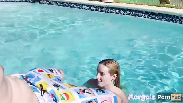 Возбуждение в бассейне: парочка занимается сексом.