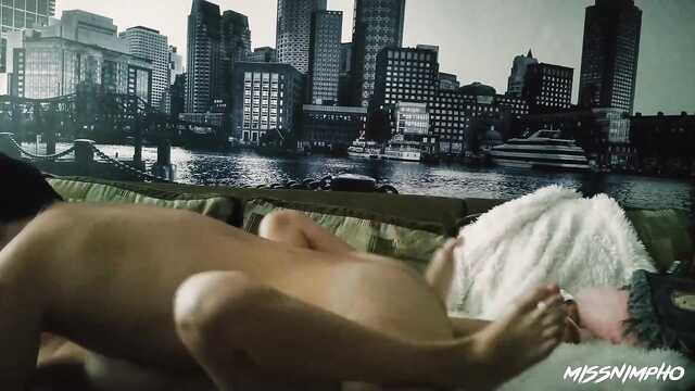 Mec après branlette baise petite amie sur le canapé