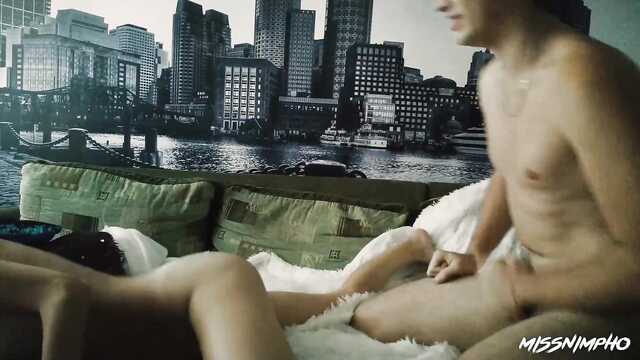 Mec après branlette baise petite amie sur le canapé