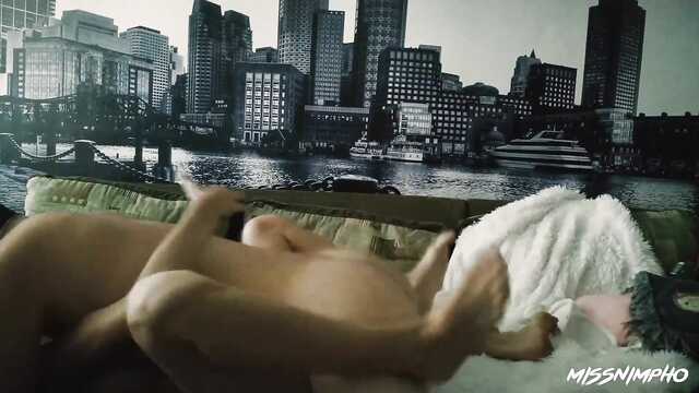 Mec après branlette baise petite amie sur le canapé