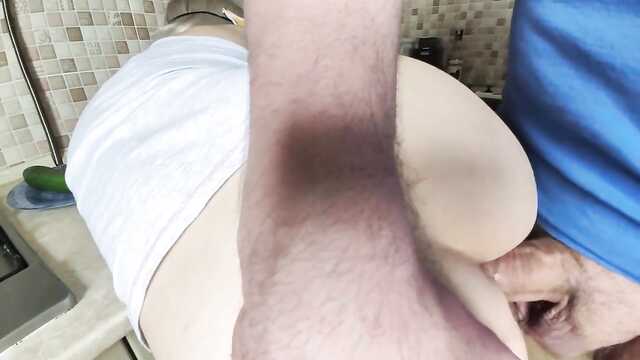 Śniadanie dla Blondynki kończy się seksem w kuchni