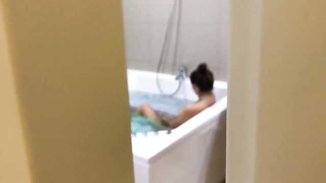 Podejrzałem za nagą laską w łazience i sfilmował na kamery