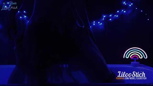 Стройная девушка: член парня в ванной.