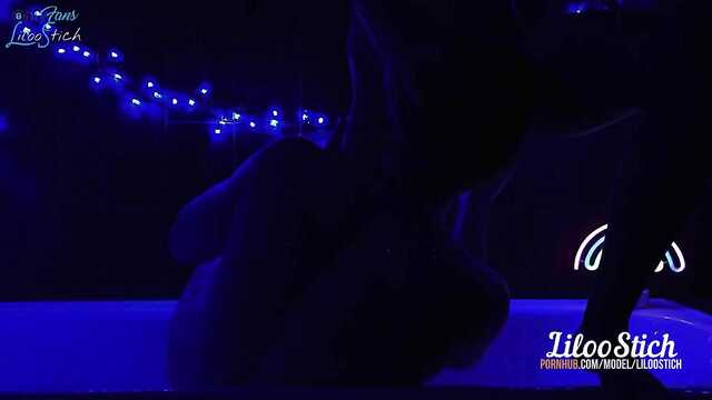 Стройная девушка: член парня в ванной.