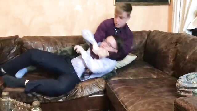 2 парня успели соблазнить красотку.