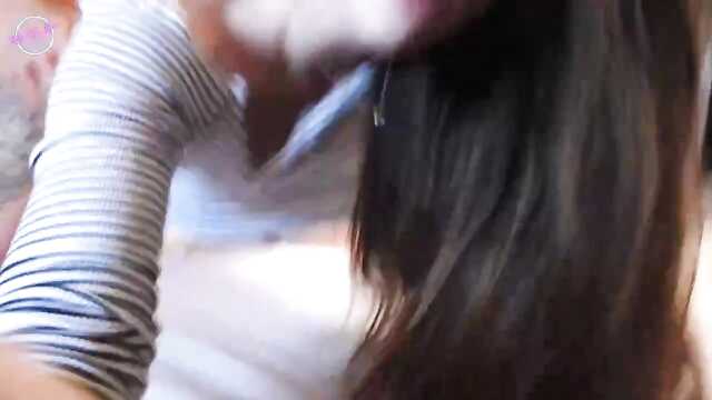 Сексуальная брюнетка с пирсингом.