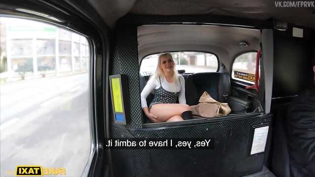 Caliente taxista en el coche se folla a su pasajero