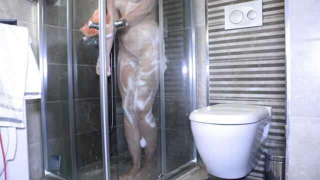 Heißer Fick eines jungen Mädchens und ihres Freundes direkt in der Dusche