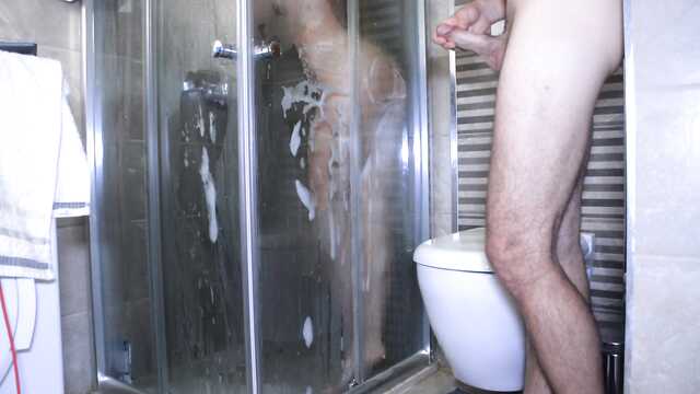 Heißer Fick eines jungen Mädchens und ihres Freundes direkt in der Dusche