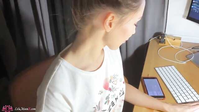 Миленькая подружка қабылдайды ұрық арналған қырынған лобок