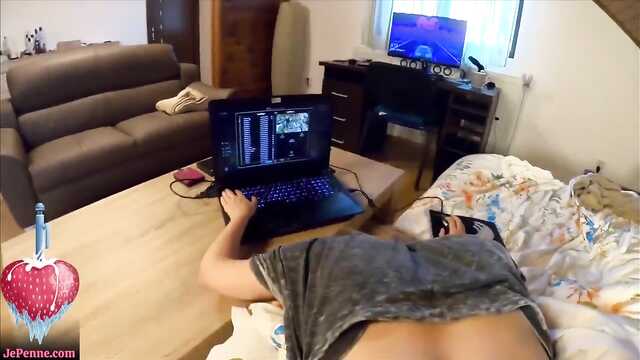 Милая девушка с мощным задом