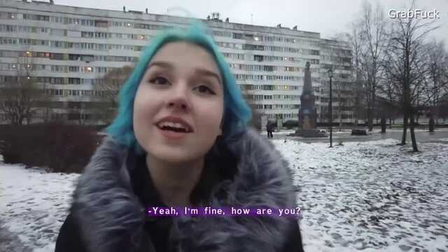 Наслаждайся видом развратной голубоволосой девушки!