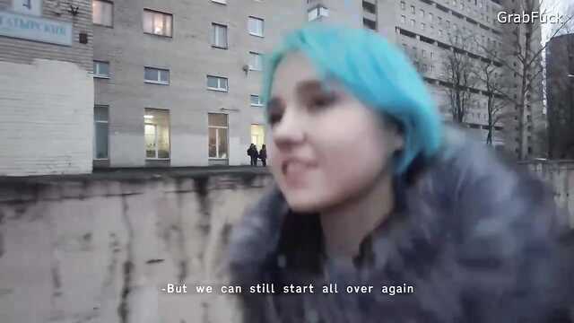 Наслаждайся видом развратной голубоволосой девушки!