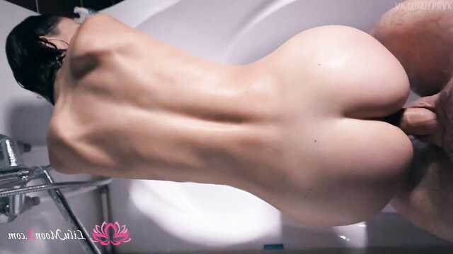 Brunetka z długimi nogami pieprzy się w łazience