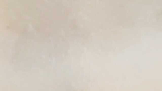 Sportowiec w legginsach i topie rozkłada nogi do prawdziwego chłosty