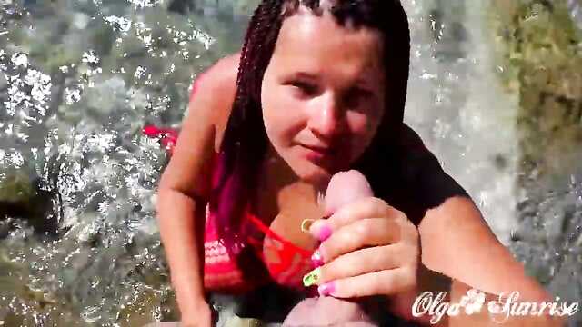 Namorada com dreadlocks na praia fodendo com um amigo