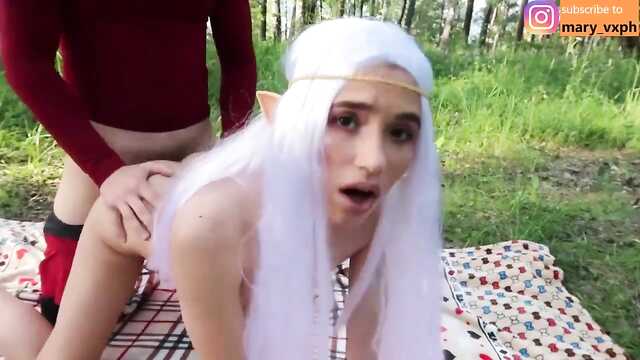Cosplay-Liebhaber ficken im Freien im Wald