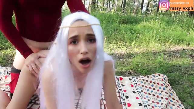 Cosplay-Liebhaber ficken im Freien im Wald