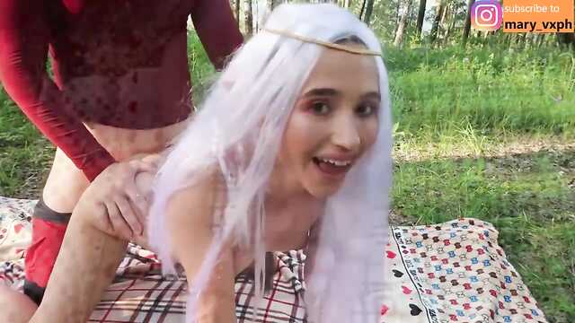 Cosplay-Liebhaber ficken im Freien im Wald