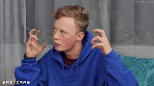 Mamuśka z dużymi udojami okrakiem kutasa swojego chłopaka