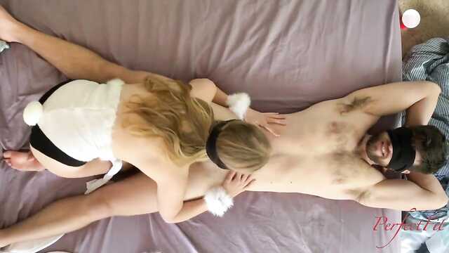 Зайка с завязанными глазами ебется в пизду.