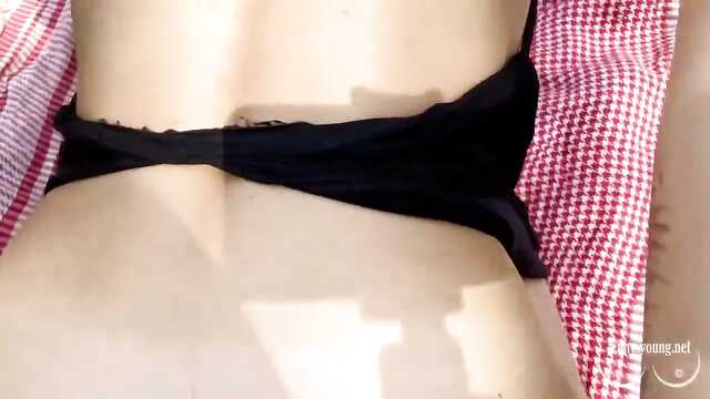 Junge Frau mit Dreadlocks und Piercings ist bereit für eine Auspeitschung in der Natur