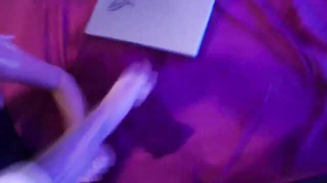 Piękna dziewczyna w łóżku rozkłada nogi do pochwy