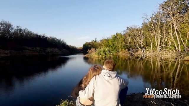 Para kochanków na łonie natury zabawia się i spuszcza z pochwy