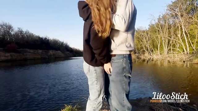 Para kochanków na łonie natury zabawia się i spuszcza z pochwy