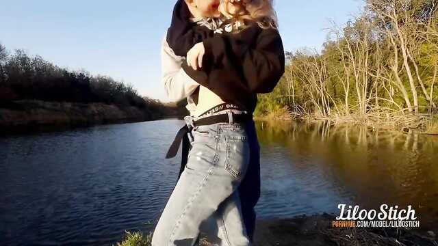 Para kochanków na łonie natury zabawia się i spuszcza z pochwy