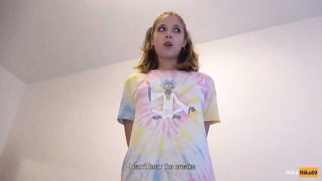 Ұзын аяқтары бар серіктес қынапқа арналған шырынды саңылауды ұсынады