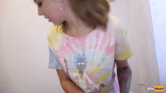 Ұзын аяқтары бар серіктес қынапқа арналған шырынды саңылауды ұсынады