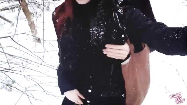 Зимняя любовь: рыжая девушка в колготках