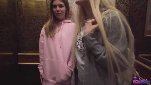 Девушка приглашает анальный секс в постели