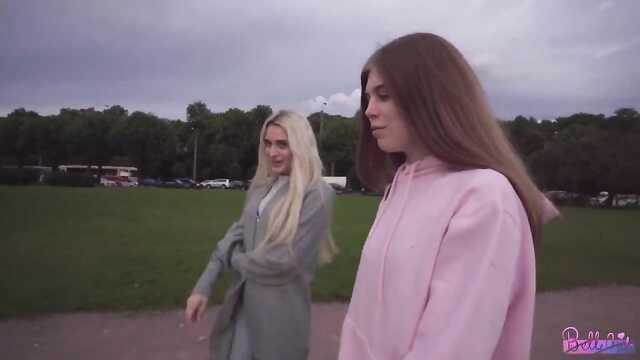 Девушка приглашает анальный секс в постели