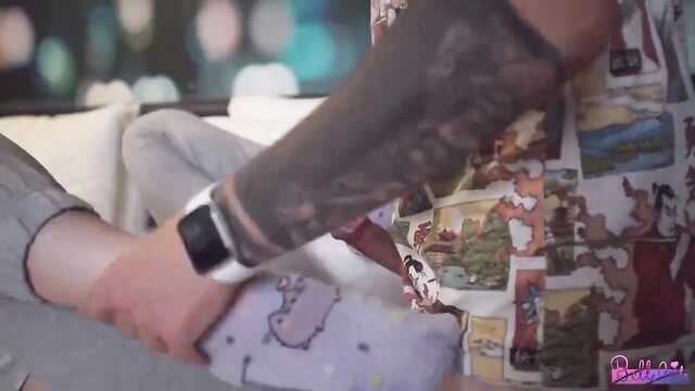 Девушка приглашает анальный секс в постели