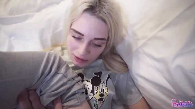 Девушка приглашает анальный секс в постели