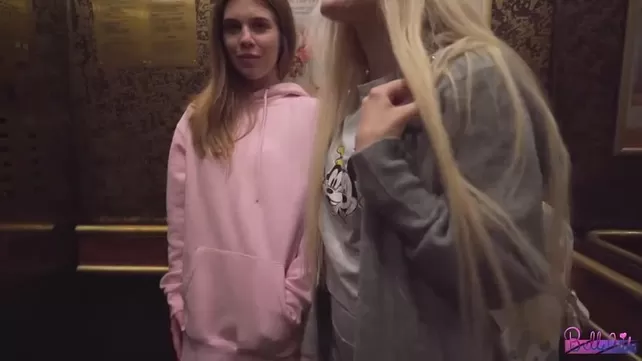 Развратница төсекте подставляет попку үшін анала