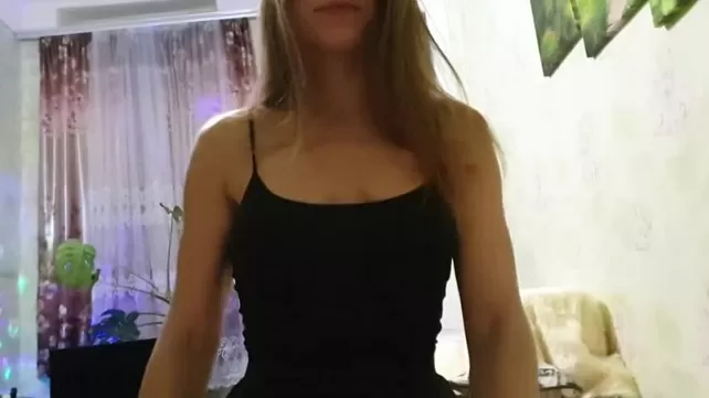 Милая девушка с длинными волосами танцует на члене друга.