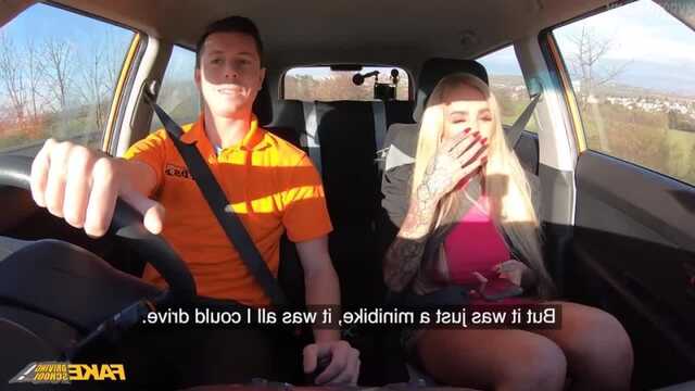 Водитель такси доставляет удовольствие грудастой пассажирке.