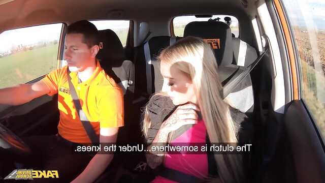 Водитель такси доставляет удовольствие грудастой пассажирке.