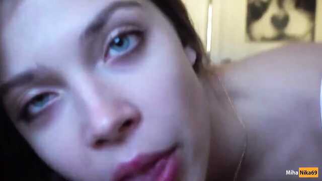 Niebieskooka dziewczyna po Loda skacze na kutasie