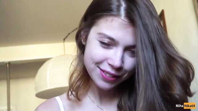 Niebieskooka dziewczyna po Loda skacze na kutasie