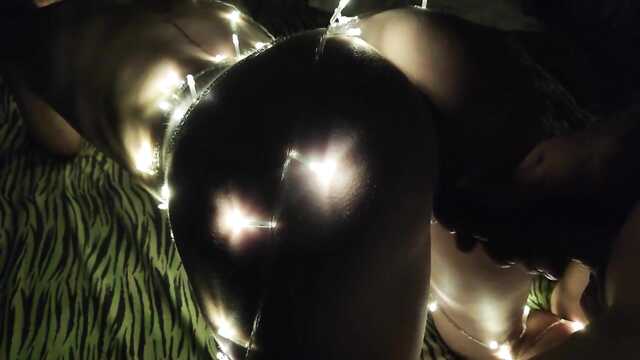 Голое тело: парень возбуждён новогодними огнями.