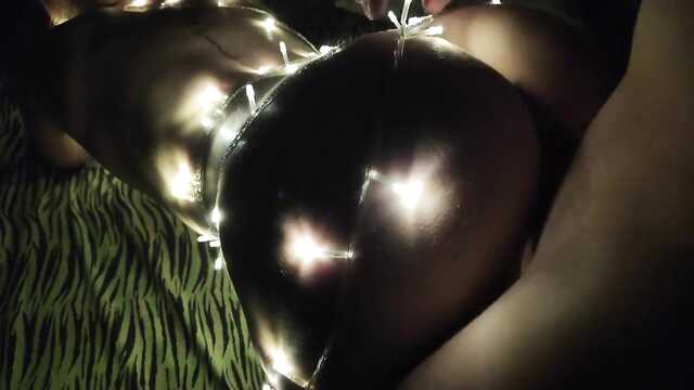 Голое тело: парень возбуждён новогодними огнями.