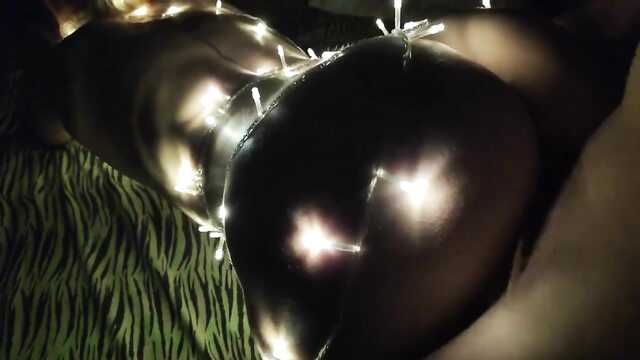 Голое тело: парень возбуждён новогодними огнями.